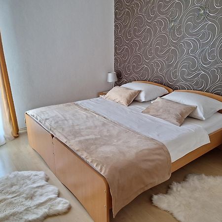 Villa Suzy-Apartments Suzana Ловран Екстер'єр фото