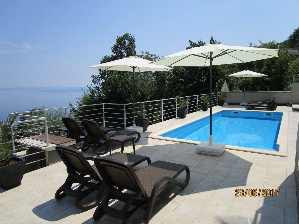 Villa Suzy-Apartments Suzana Ловран Екстер'єр фото