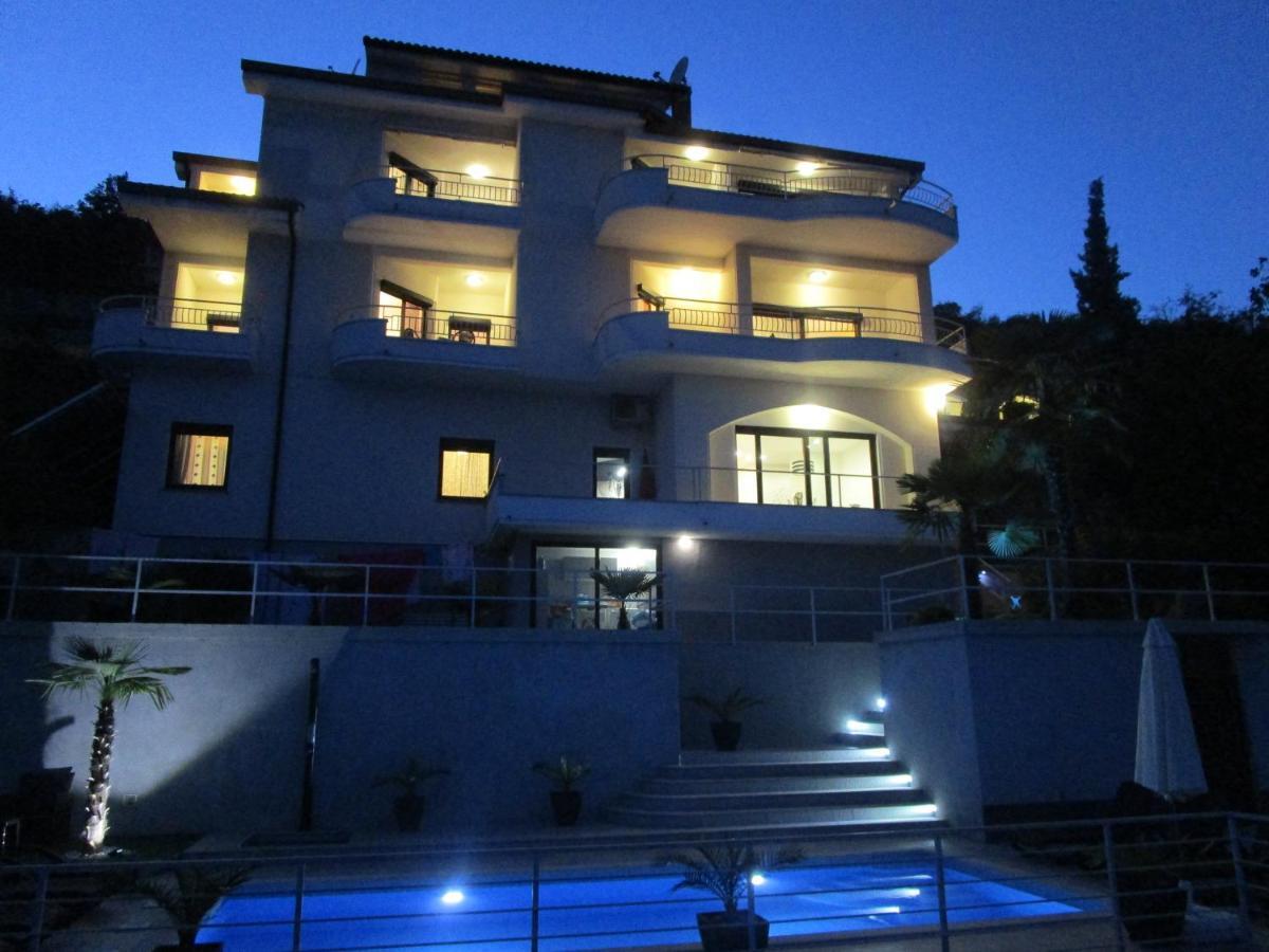 Villa Suzy-Apartments Suzana Ловран Екстер'єр фото